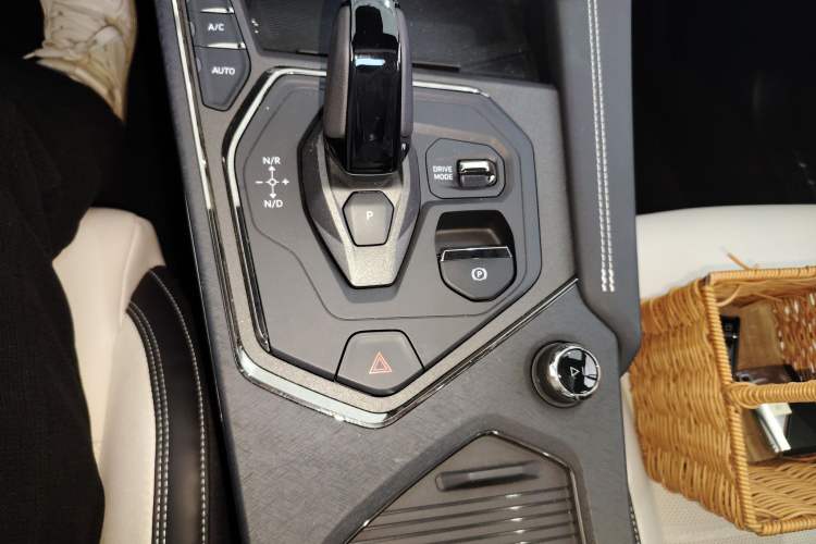 Used Lynk & Co 01 EM-P 2023 1.5TD EM-P Dawn Edition Gear Lever