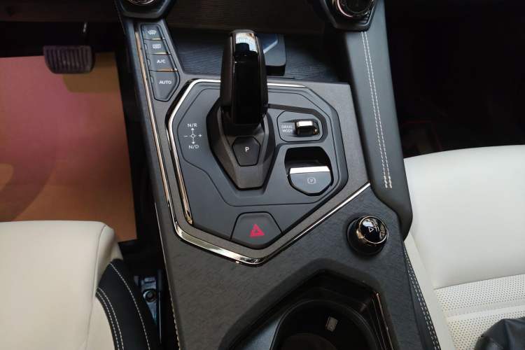 Used Lynk & Co 01 EM-P 2023 1.5TD EM-P Dawn Edition Gear Lever