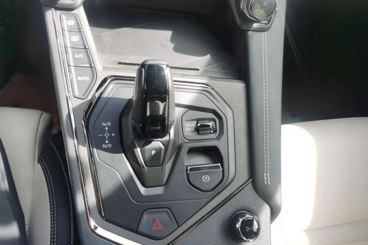 Used Lynk & Co 01 EM-P 2023 1.5TD EM-P Dawn Edition Gear Lever