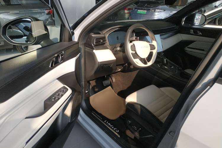 Used Lynk & Co 01 EM-P 2023 1.5TD EM-P Dawn Edition Interior 2