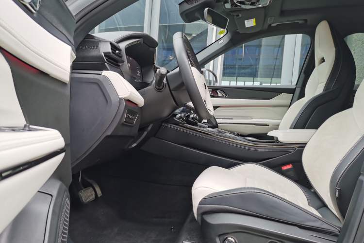 Used Lynk & Co 01 EM-P 2023 1.5TD EM-P Dawn Edition Interior 2