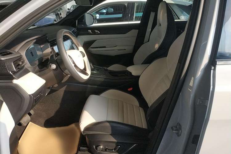 Used Lynk & Co 01 EM-P 2023 1.5TD EM-P Dawn Edition Left Front Seat