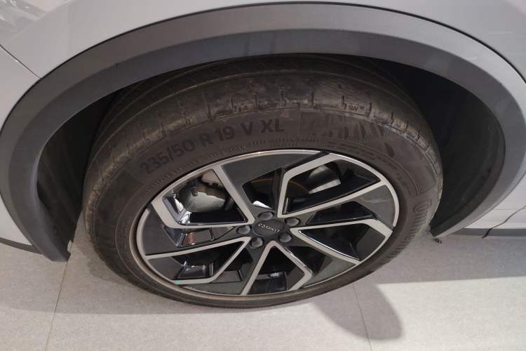 Used Lynk & Co 01 EM-P 2023 1.5TD EM-P Dawn Edition Left Front Wheel Hub
