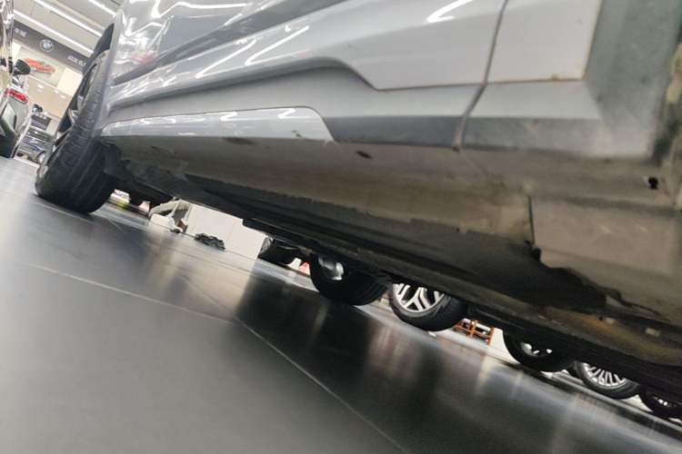 Used Lynk & Co 01 EM-P 2023 1.5TD EM-P Dawn Edition Right Side Sill