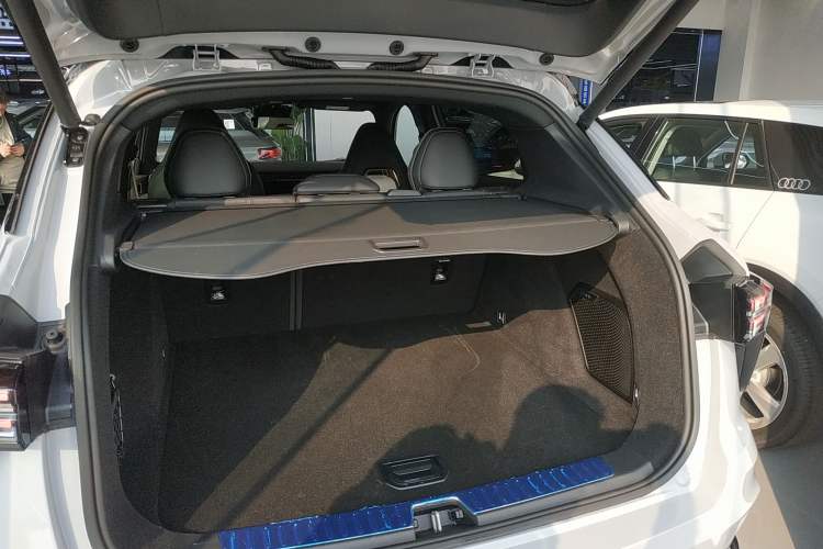 Used Lynk & Co 01 EM-P 2023 1.5TD EM-P Dawn Edition Trunk