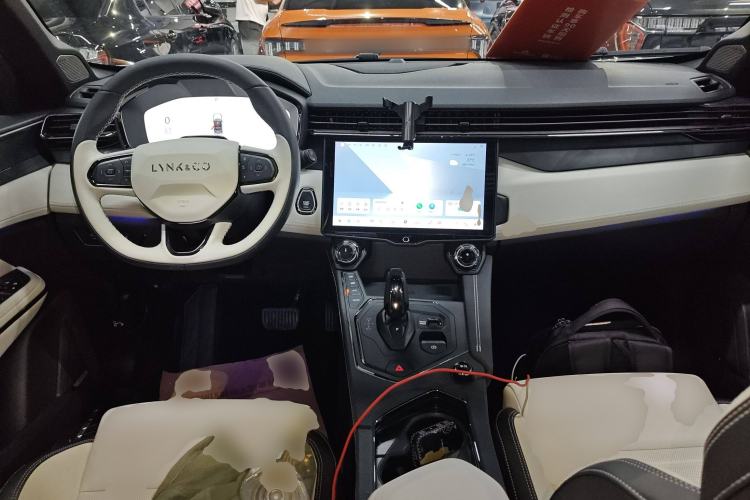 Used Lynk & Co 01 EM-P 2023 1.5TD EM-P Dawn Edition Center Console