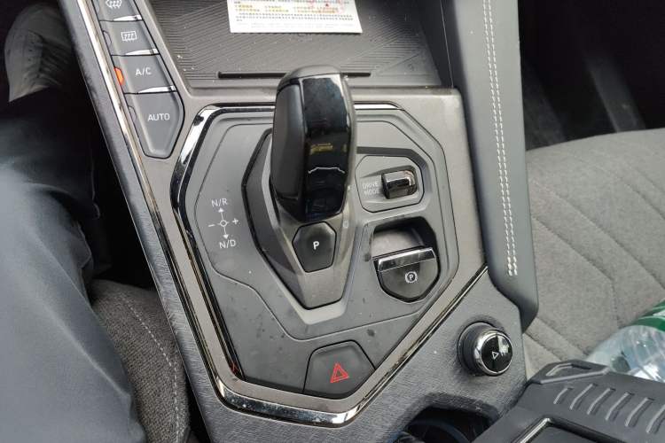 Used Lynk & Co 01 EM-P 2023 1.5TD EM-P Dawn Edition Gear Lever