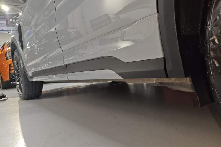 Used Lynk & Co 01 EM-P 2023 1.5TD EM-P Dawn Edition Left Side Sill