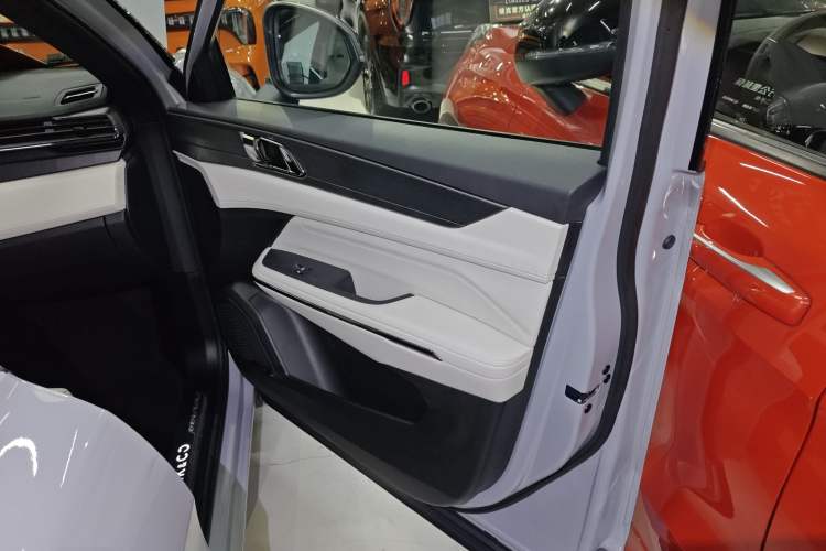 Used Lynk & Co 01 EM-P 2023 1.5TD EM-P Dawn Edition Right Front Door Interior