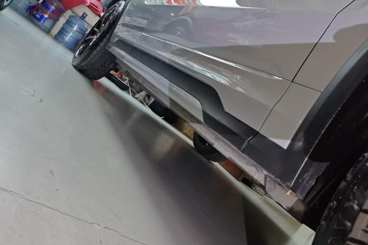 Used Lynk & Co 01 EM-P 2023 1.5TD EM-P Dawn Edition Right Side Sill