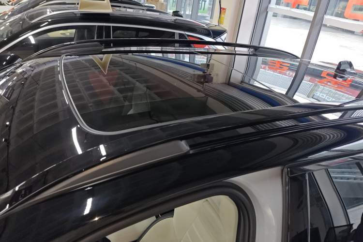 Used Lynk & Co 01 EM-P 2023 1.5TD EM-P Dawn Edition Roof