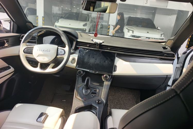 Used Lynk & Co 01 EM-P 2023 1.5TD EM-P Dawn Edition Center Console