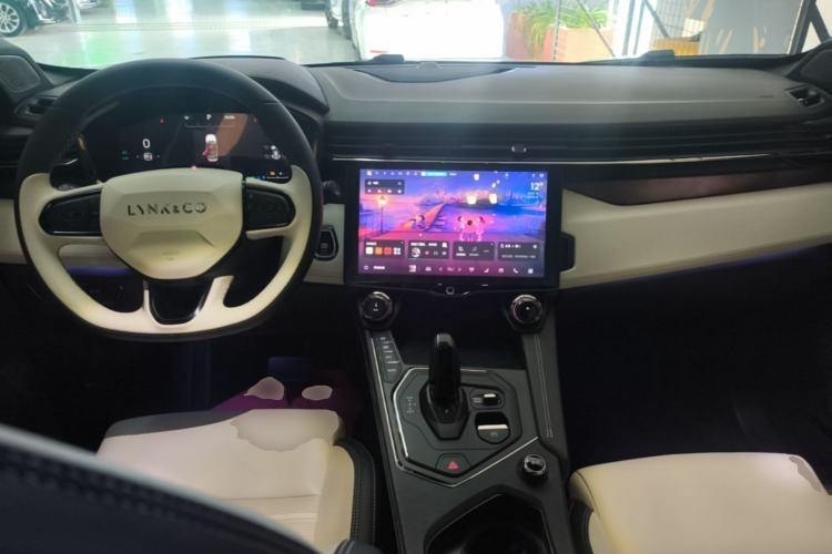 Used Lynk & Co 01 EM-P 2023 1.5TD EM-P Dawn Edition Center Console