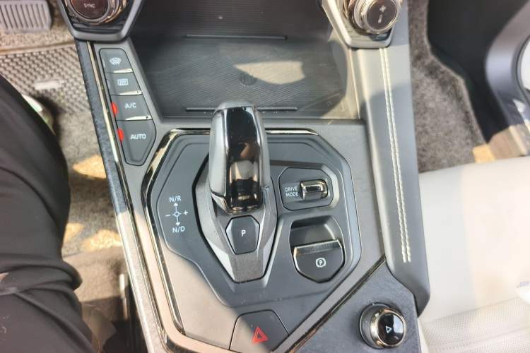 Used Lynk & Co 01 EM-P 2023 1.5TD EM-P Dawn Edition Gear Lever
