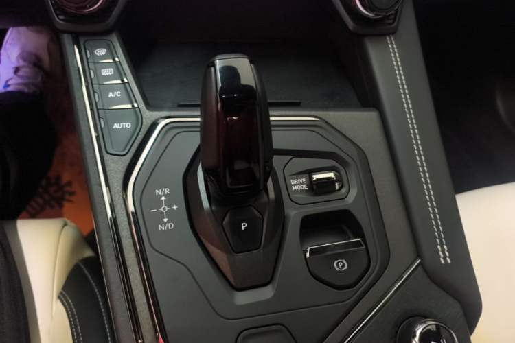 Used Lynk & Co 01 EM-P 2023 1.5TD EM-P Dawn Edition Gear Lever