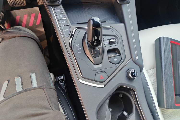 Used Lynk & Co 01 EM-P 2023 1.5TD EM-P Dawn Edition Gear Lever