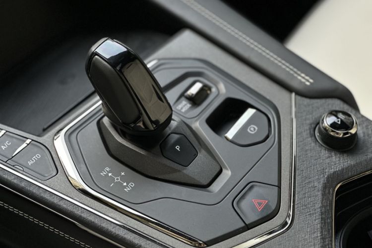 Used Lynk & Co 01 EM-P 2023 1.5TD EM-P Dawn Edition Gear Lever