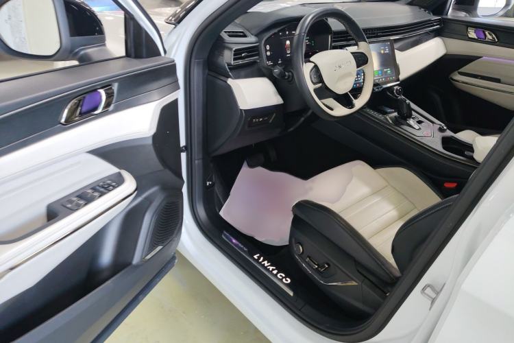 Used Lynk & Co 01 EM-P 2023 1.5TD EM-P Dawn Edition Interior 3