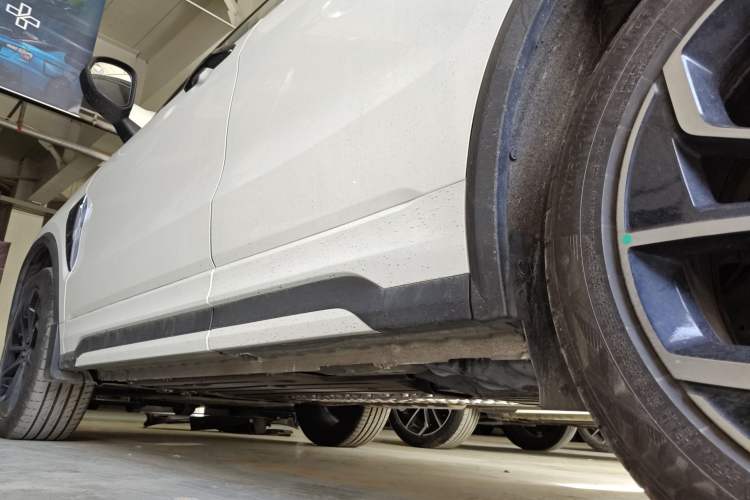 Used Lynk & Co 01 EM-P 2023 1.5TD EM-P Dawn Edition Left Side Sill
