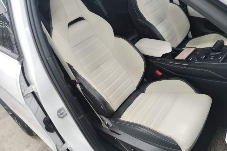Used Lynk & Co 01 EM-P 2023 1.5TD EM-P Dawn Edition Right Front Seat