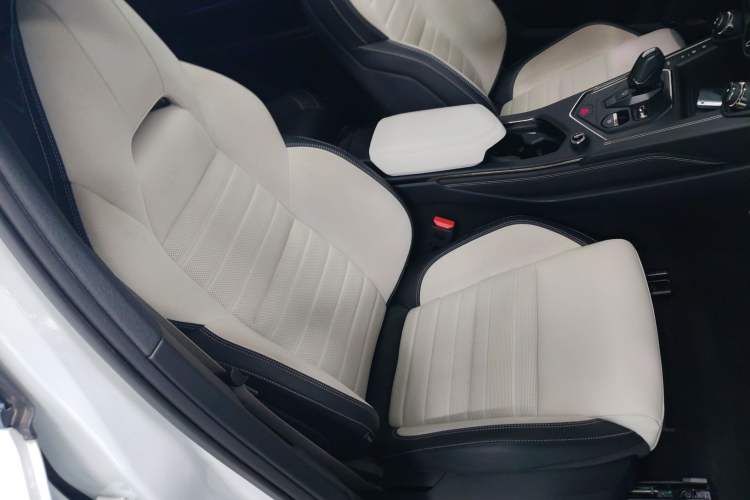 Used Lynk & Co 01 EM-P 2023 1.5TD EM-P Dawn Edition Right Front Seat