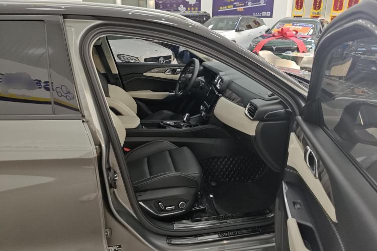 Used Lynk & Co 02 2022 2.0T DCT Shine Pro Right Front Seat