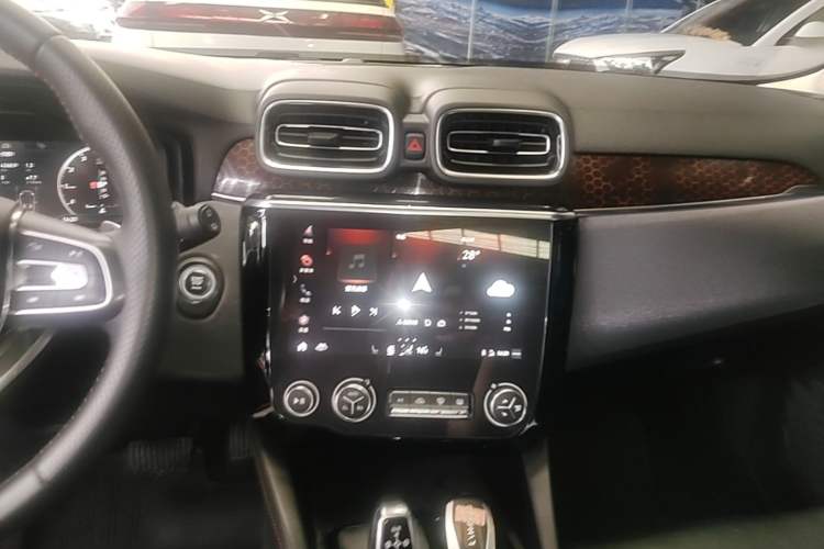 Used Lynk & Co 02 2018 1.5T DCT Two-Wheel Drive Pro Version China V Emission Standard Audio And AC Panel