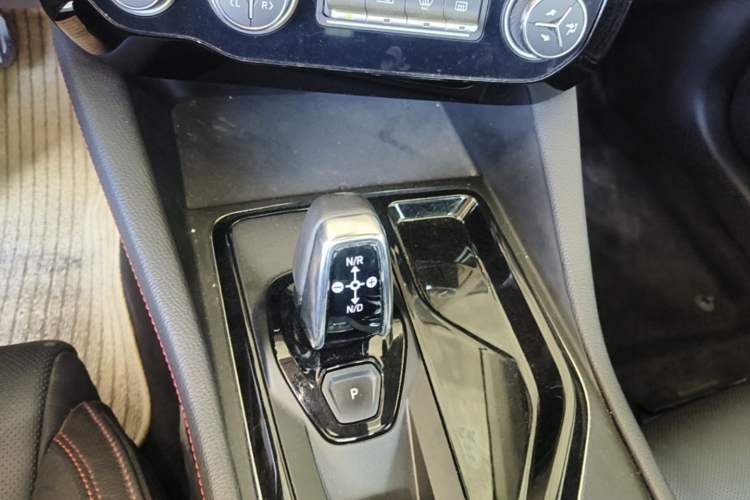 Used Lynk & Co 02 2018 1.5T DCT Two-Wheel Drive Pro Version China V Emission Standard Gear Lever