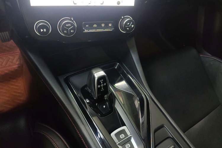 Used Lynk & Co 02 2018 1.5T DCT Two-Wheel Drive Sporty Version China V Standard Gear Lever