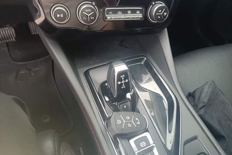 Used Lynk & Co 02 2018 1.5T DCT Two-Wheel Drive Pro Version China V Emission Standard Gear Lever