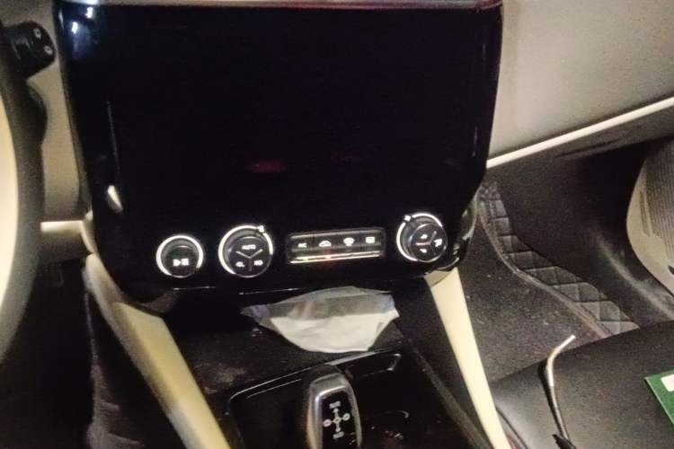 Used Lynk & Co 02 2018 1.5T DCT Two-Wheel Drive Zhaopu Version China V Standard Audio And AC Panel