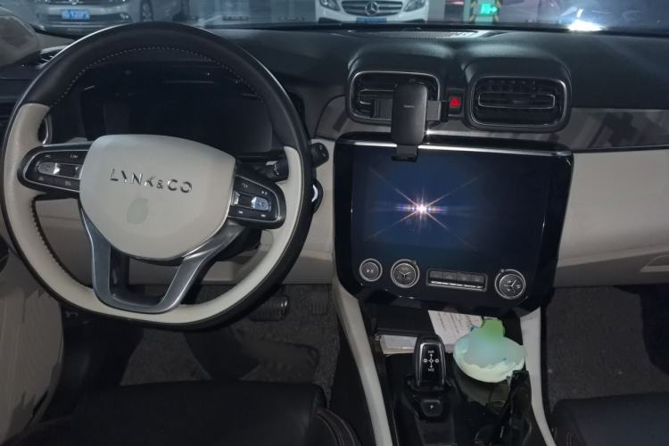 Used Lynk & Co 02 2018 1.5T DCT Two-Wheel Drive Zhaopu Version China V Standard Center Console
