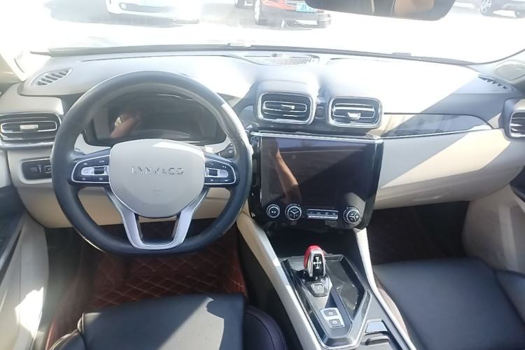 Used Lynk & Co 02 2018 1.5T DCT Two-Wheel Drive Zhaopu Version China V Standard Center Console