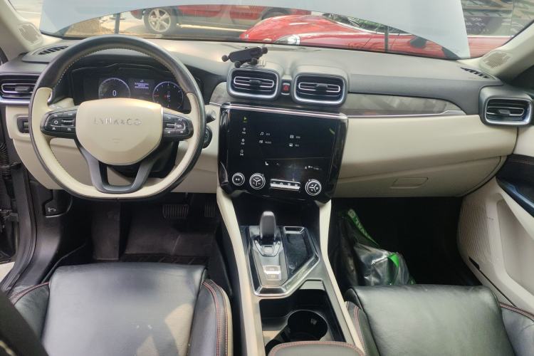 Used Lynk & Co 02 2018 1.5T DCT Two-Wheel Drive Zhaoban China V Standard Center Console