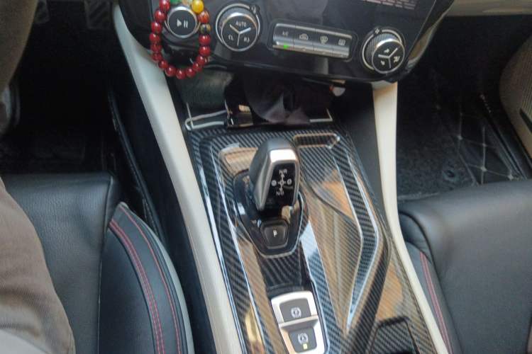 Used Lynk & Co 02 2018 1.5T DCT Two-Wheel Drive Zhaopu Version China V Standard Gear Lever