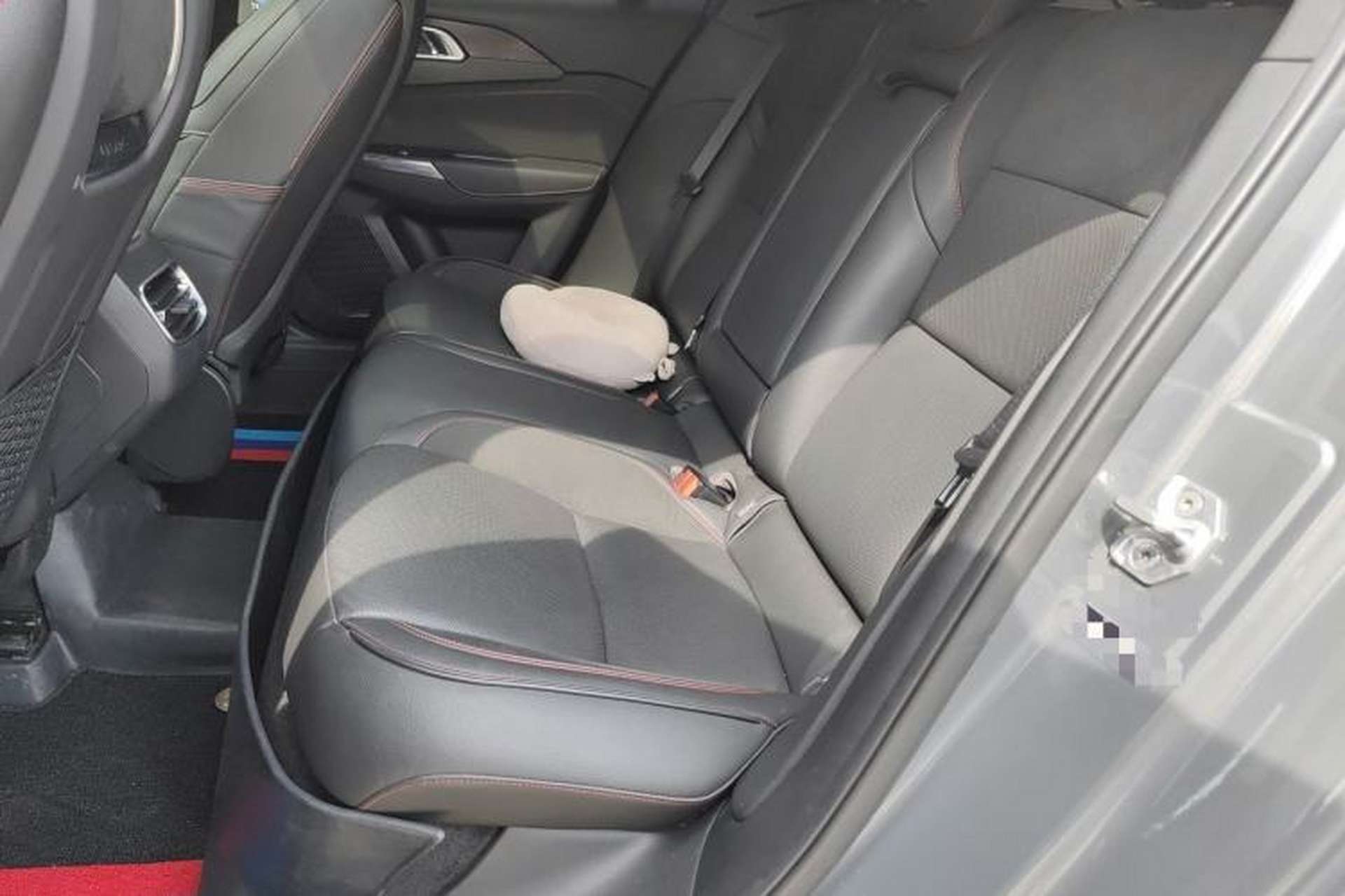 Used Lynk & Co 02 2018 2.0T Automatic Two-Wheel Drive Pro Edition China VI Standard Left Rear Seat