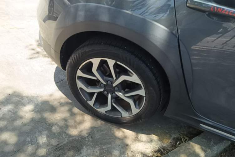 Used Lynk & Co 02 2018 1.5T DCT Two-Wheel Drive Sporty Version China V Standard Right Rear Wheel Hub