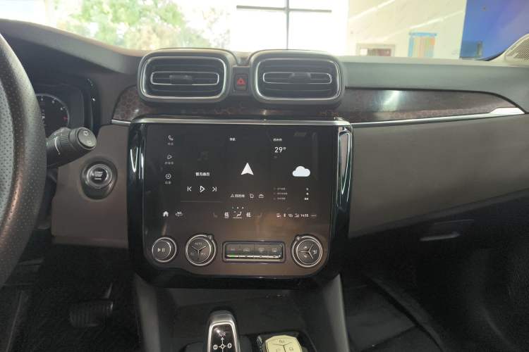 Used Lynk & Co 02 2018 1.5T DCT Two-Wheel Drive Pro Version China V Emission Standard Audio And AC Panel