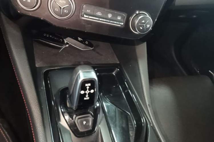 Used Lynk & Co 02 2018 1.5T DCT Two-Wheel Drive Pro Version China V Emission Standard Gear Lever