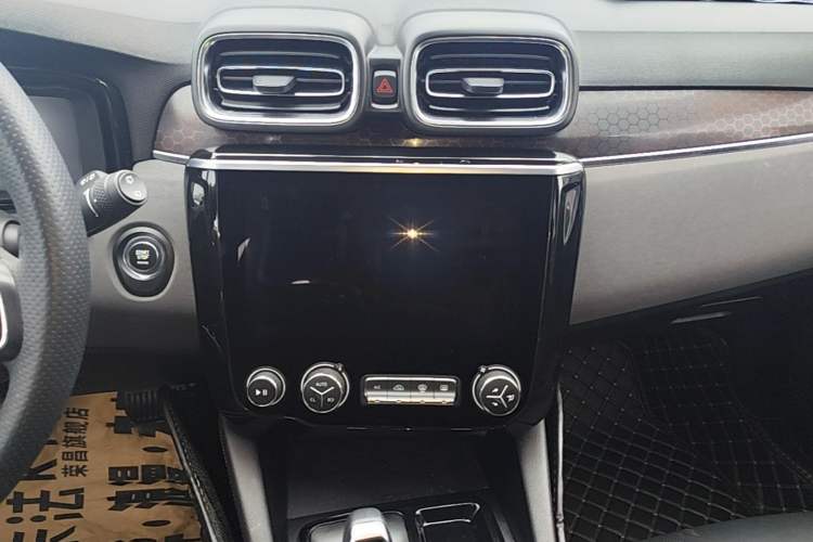Used Lynk & Co 02 2019 1.5T DCT Two-Wheel Drive Pro Edition China VI Standard Audio And AC Panel