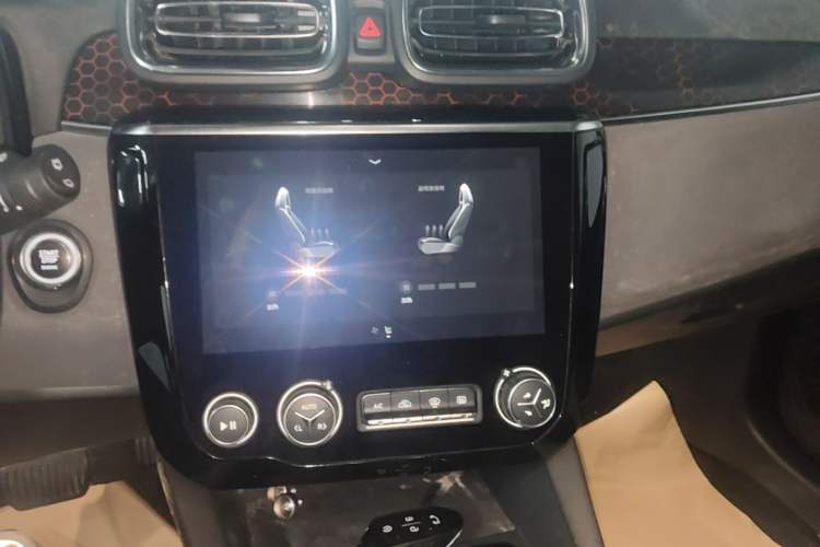 Used Lynk & Co 02 2019 1.5T DCT Two-Wheel Drive Pro Edition China VI Standard Audio And AC Panel