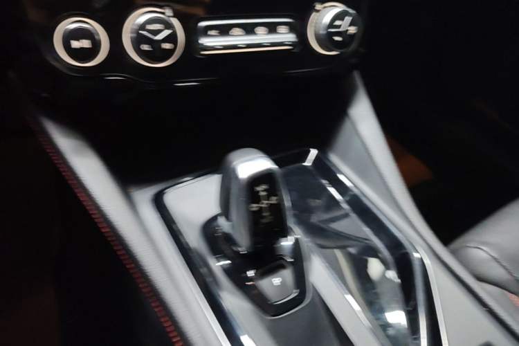 Used Lynk & Co 02 2019 High-Energy Edition 2.0T Automatic Two-Wheel Drive Pro Version China VI Standard Gear Lever