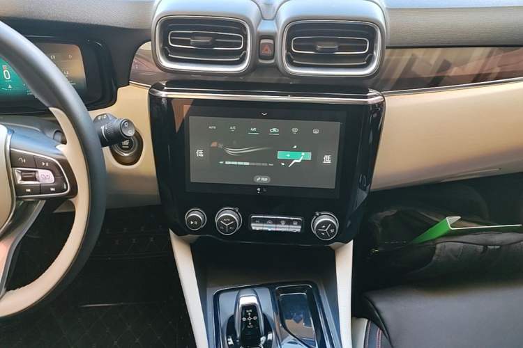 Used Lynk & Co 02 2019 High-Energy Edition 2.0T Automatic Two-Wheel Drive Shine Pro Edition China VI Standard Audio And AC Panel