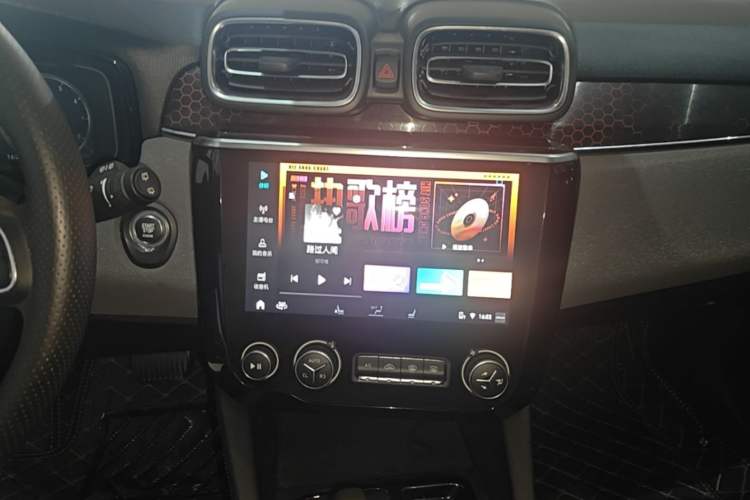 Used Lynk & Co 02 2019 1.5T DCT Two-Wheel Drive Pro Edition China VI Standard Audio And AC Panel