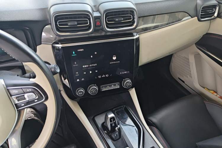 Used Lynk & Co 02 2019 1.5T DCT Two-Wheel Drive Shine Pro Edition China VI Standard Audio And AC Panel