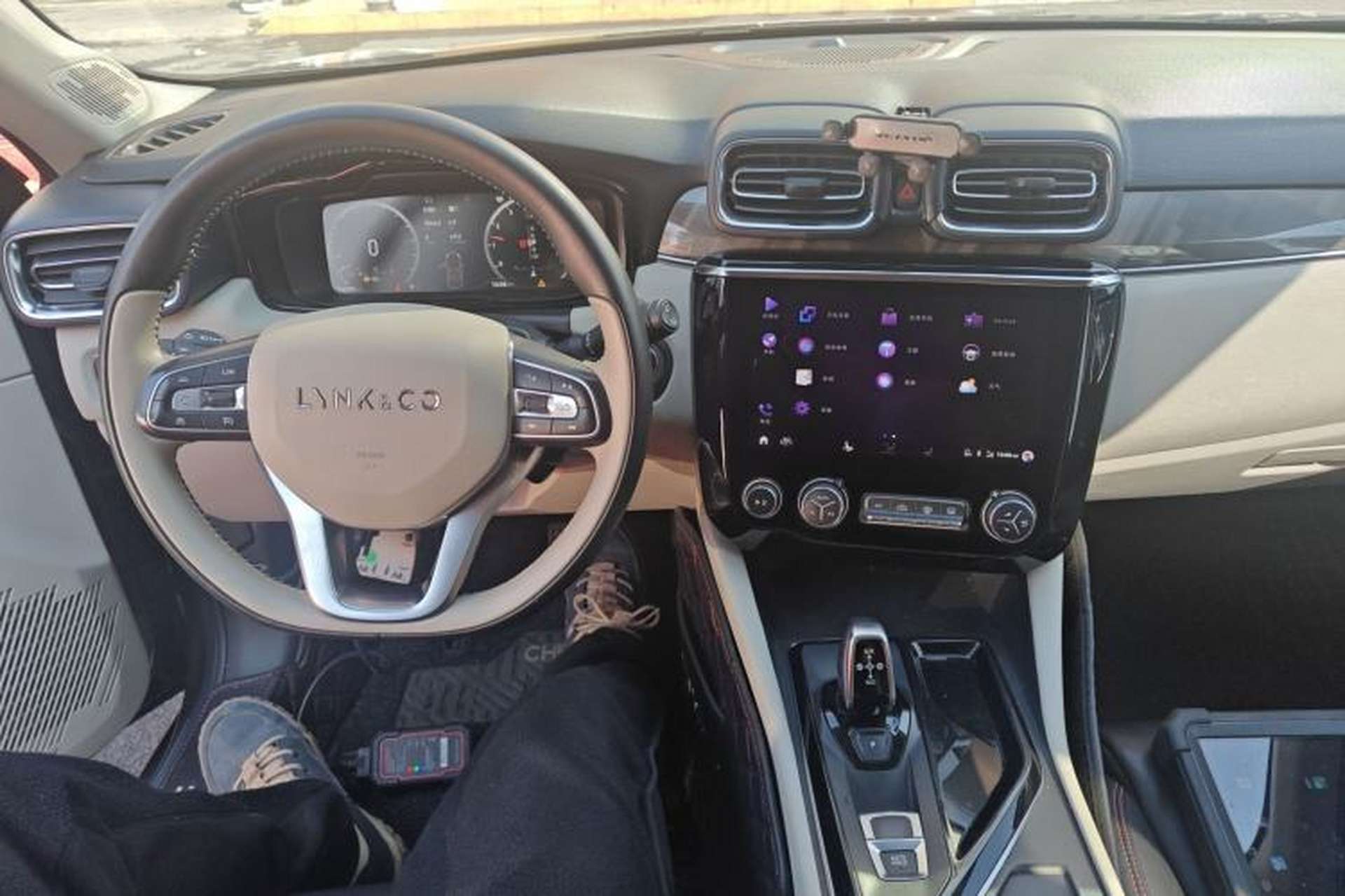 Used Lynk & Co 02 2019 High-Energy Edition 2.0T Automatic Two-Wheel Drive Shine Pro Edition China VI Standard Center Console