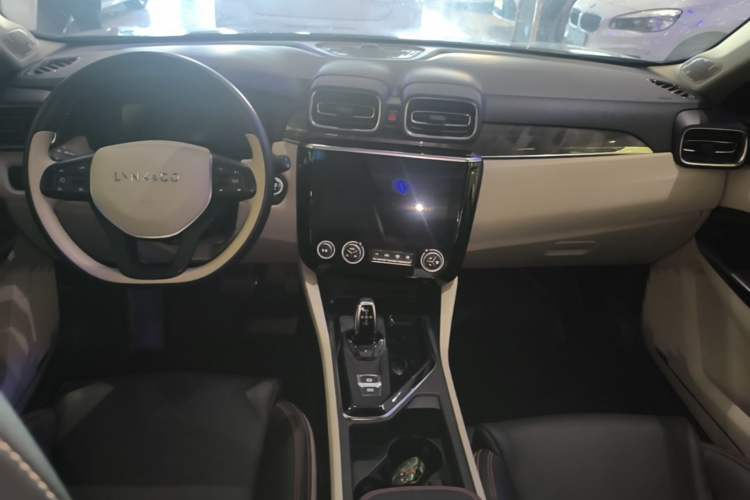 Used Lynk & Co 02 2019 1.5T DCT Two-Wheel Drive Zhaoban Version China VI Standard Center Console