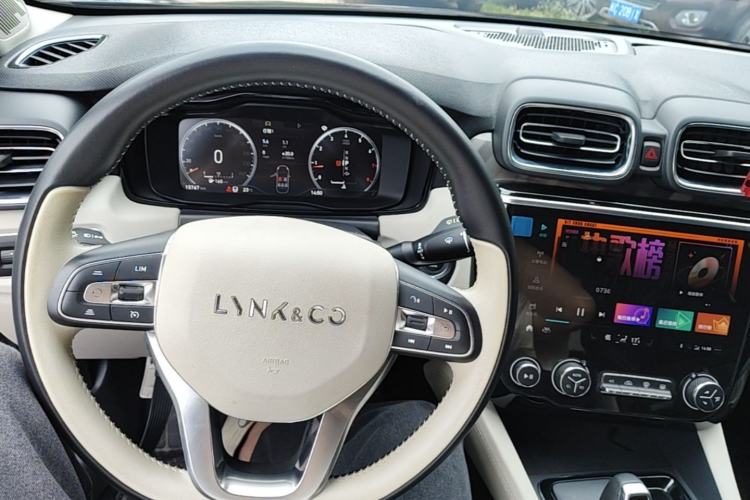 Used Lynk & Co 02 2019 High-Energy Edition 2.0T Automatic Two-Wheel Drive Shine Pro Edition China VI Standard Center Console