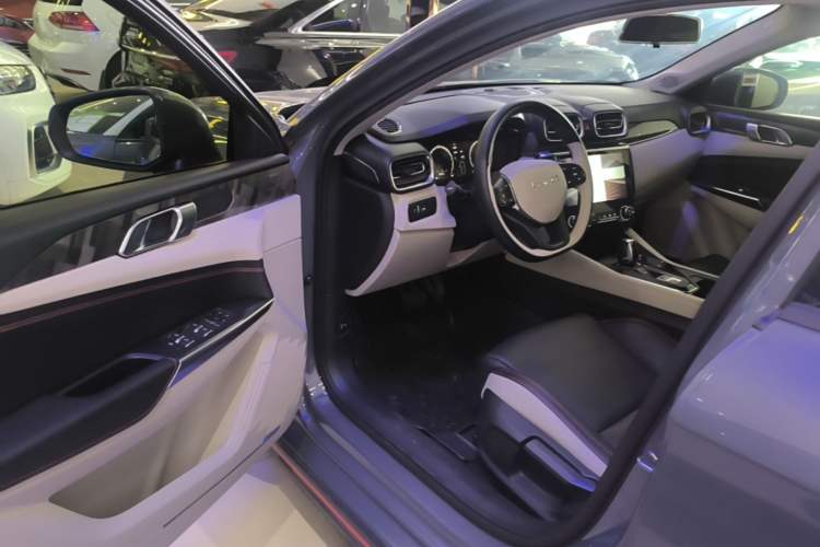Used Lynk & Co 02 2019 1.5T DCT Two-Wheel Drive Zhaoban Version China VI Standard Driver Seat