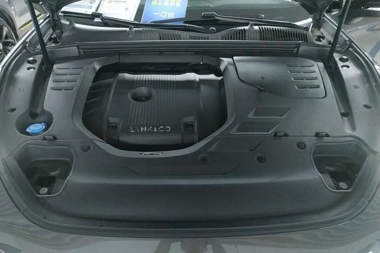 Used Lynk & Co 02 2019 High-Energy Edition 2.0T Automatic Two-Wheel Drive Shine Pro Edition China VI Standard Engine Bay